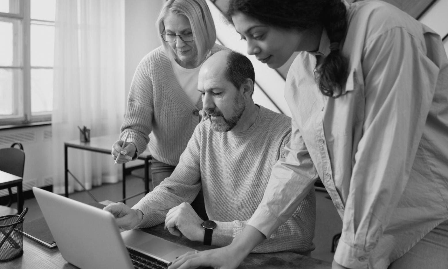 Участники литературного мероприятия за обсуждением текстов